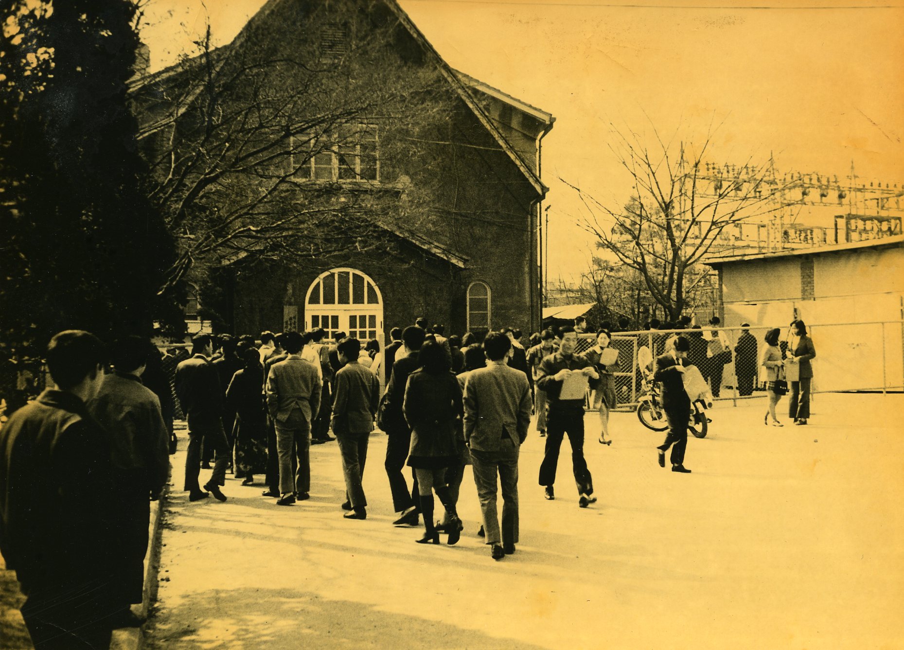 1970년대 입학원서 접수 광경 01 대표이미지