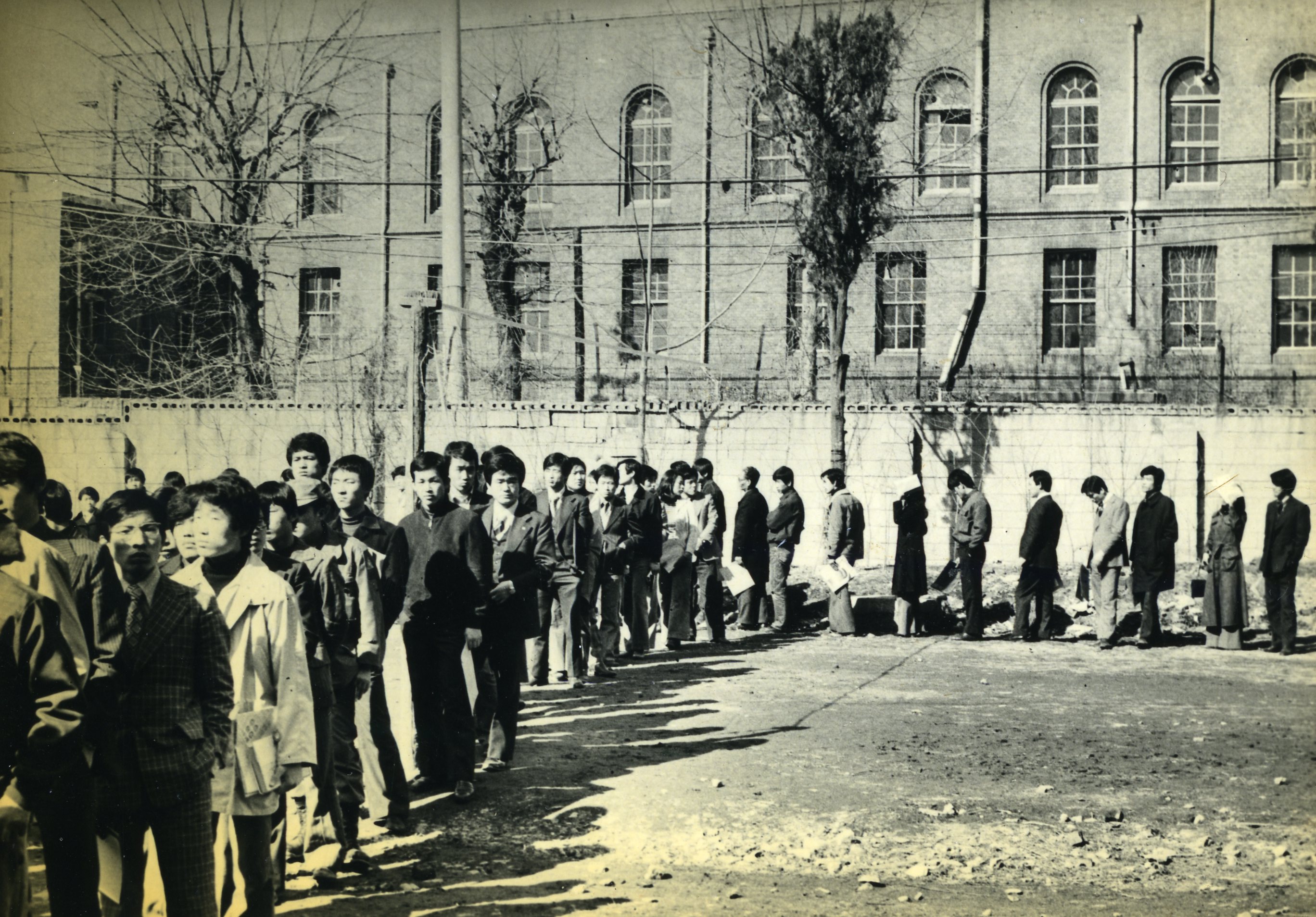 1970년대 입학원서 접수 광경 02 대표이미지